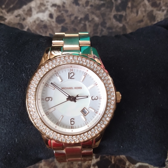 Michael Kors Rose Gold watch - Picture 2 of 13